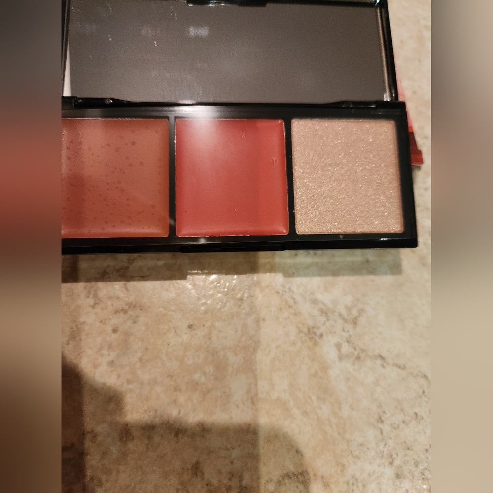Laura Geller ~ eye lip and cheeks palette  Think pink
